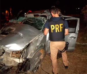 Veículo que transportava a droga tombou na pista (Foto: Cedida/PRF)