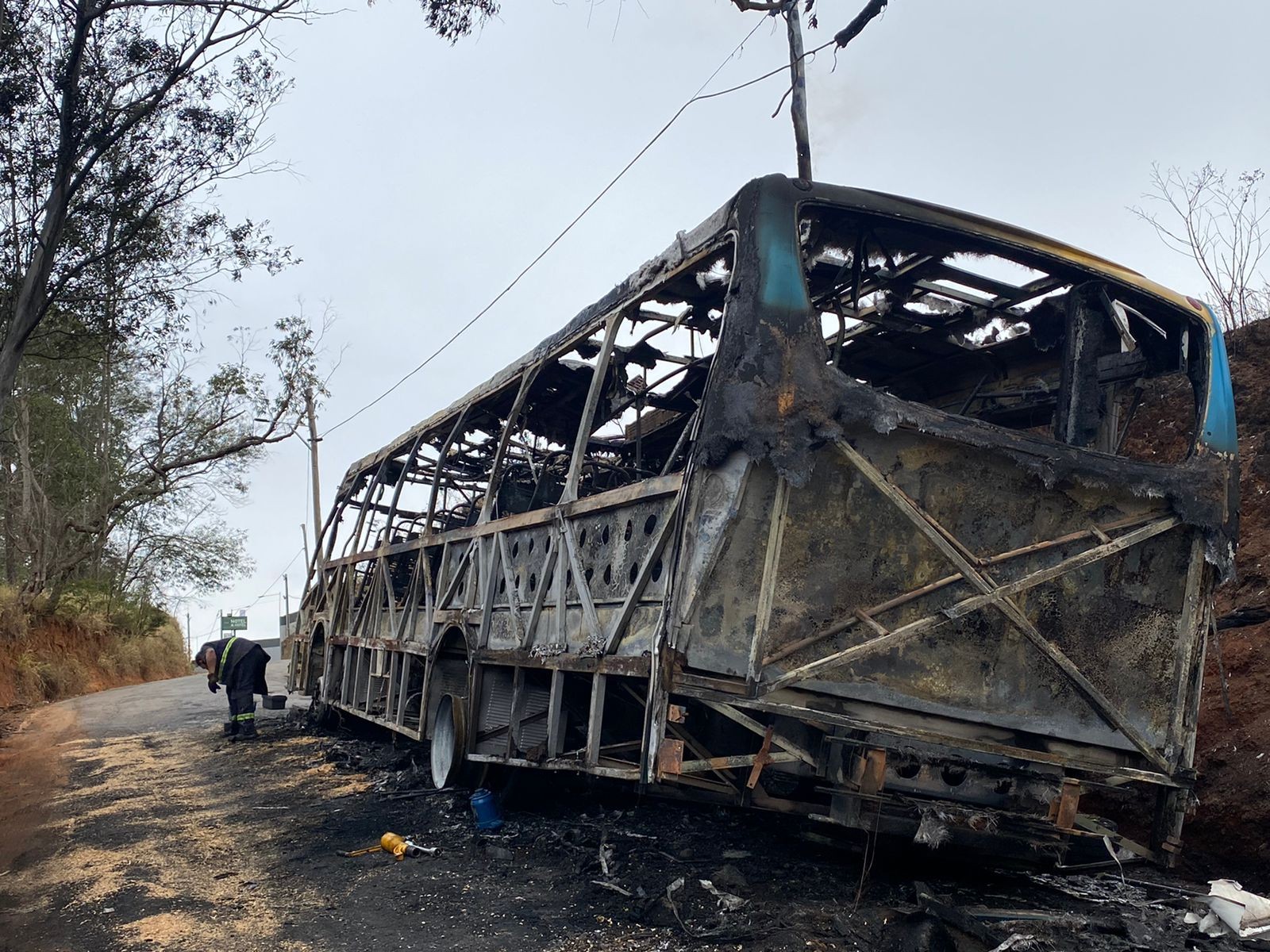 Ônibus do transporte coletivo pega fogo na zona rural de Bragança Paulista
