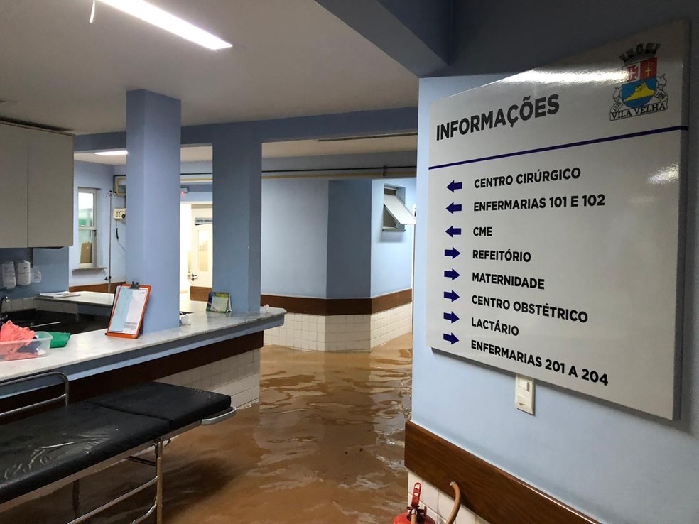 Maternidade e PA de Cobilândia, em Vila Velha, ficam alagados após chuva no ES  — Foto: Fabio Linhares/ TV Gazeta 