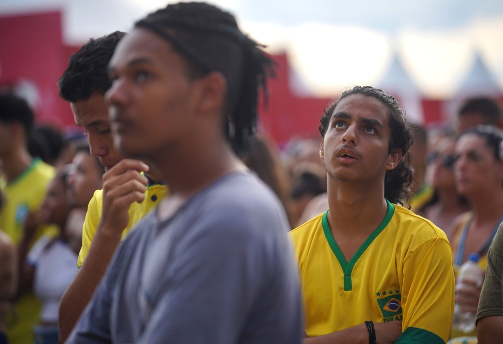 Torcida em Copacabana assiste Camarões marcar contra o Brasil — Foto: Marcos Serra Lima/g1