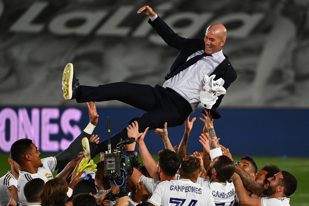 Zidane é jogado para o alto após conquista do Campeonato Espanhol — Foto: Gabriel Bouys/AFP