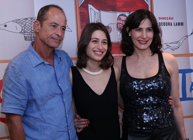 Luisa entre os pais, Guel Arraes e Virgínia Cavendish (Foto: Thyago Andrade/Brazilnews)
