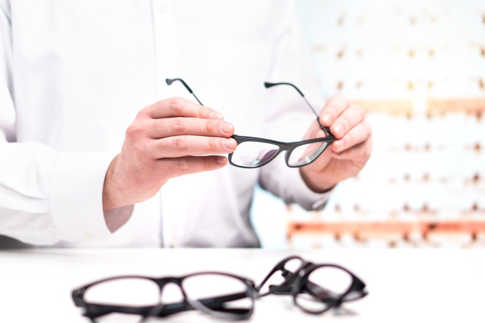 Ao adquirir o produto sem receita, você deixa de fazer uma avaliação completa por um oftalmologista, o que ajuda a prevenir males como o glaucoma. — Foto: Shutterstock