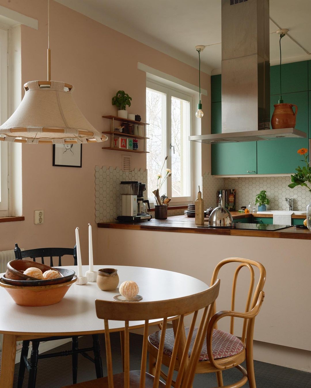 Décor do dia: sala de jantar pequena e integrada à cozinha (Foto: Divulgação)
