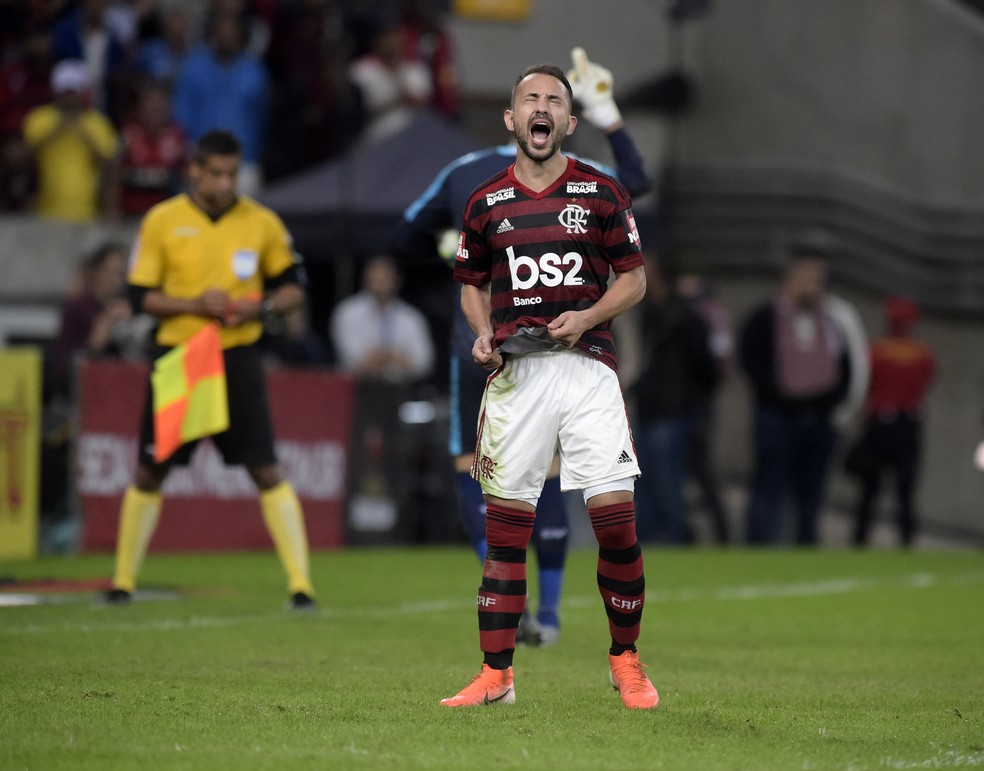 Everton Ribeiro teve lesÃ£o Ã³ssea no pÃ© esquerdo â€” Foto: AndrÃ© DurÃ£o / GloboEsporte.com