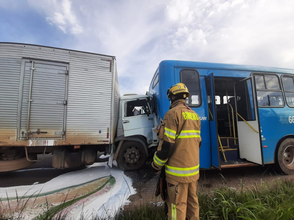 Acidente entre ônibus e caminhão deixa três feridos em rodovia no DF — Foto: CBMDF/Divulgação
