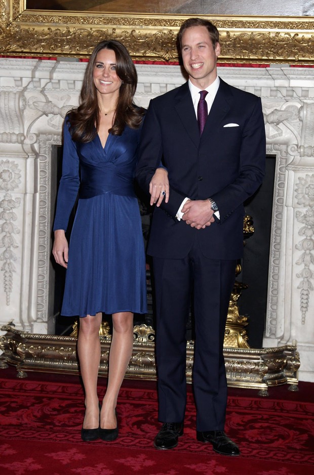 Kate Middleton, com vestido da Issa London, em seu noivado com o príncipe William (Foto: Divulgação )