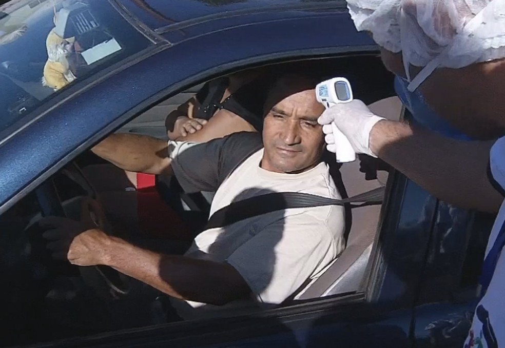 Em Florínea, motoristas tem a temperatura aferida na entrada da cidade — Foto: TV TEM/Reprodução