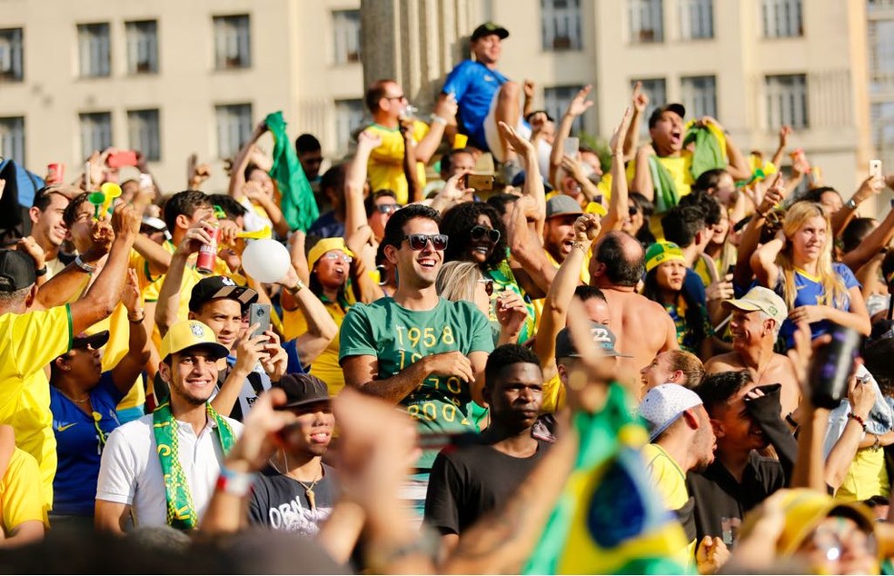 Torcida brasileira na PraÃ§a MauÃ¡ vibra com o primeiro gol contra a SuiÃ§a (Foto: Marcos Serra Lima/G1)