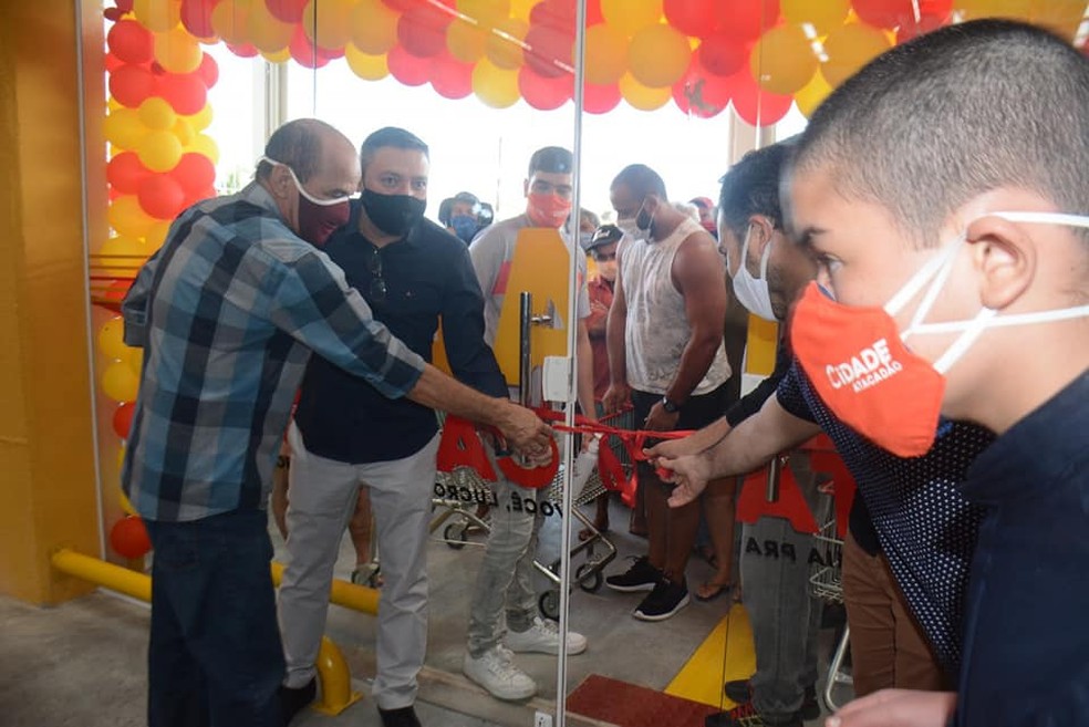 Prefeito de Parnamirim, Rosano Taveira (de camisa xadrez), participou da inaugura&ccedil;&atilde;o &mdash; Foto: Divulga&ccedil;&atilde;o