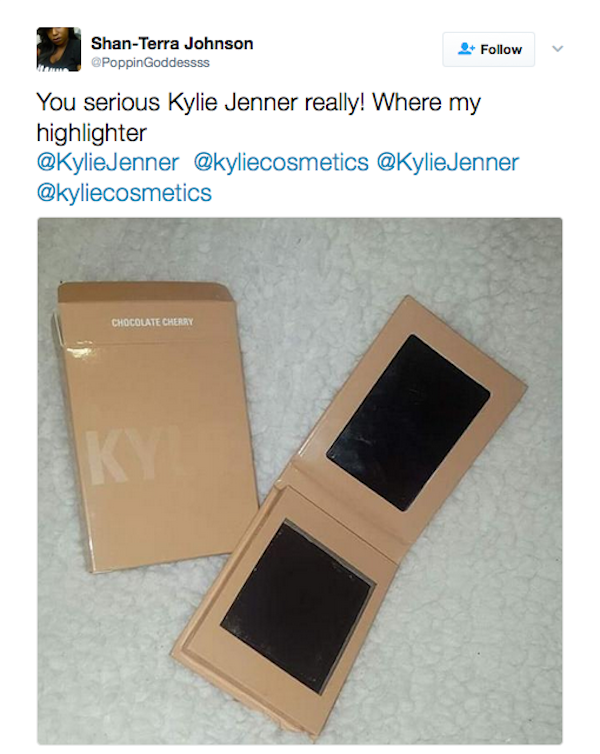 Uma fã reclamando e mostrando a caixa da maquiagem de Kylie Jenner vazia (Foto: Twitter)