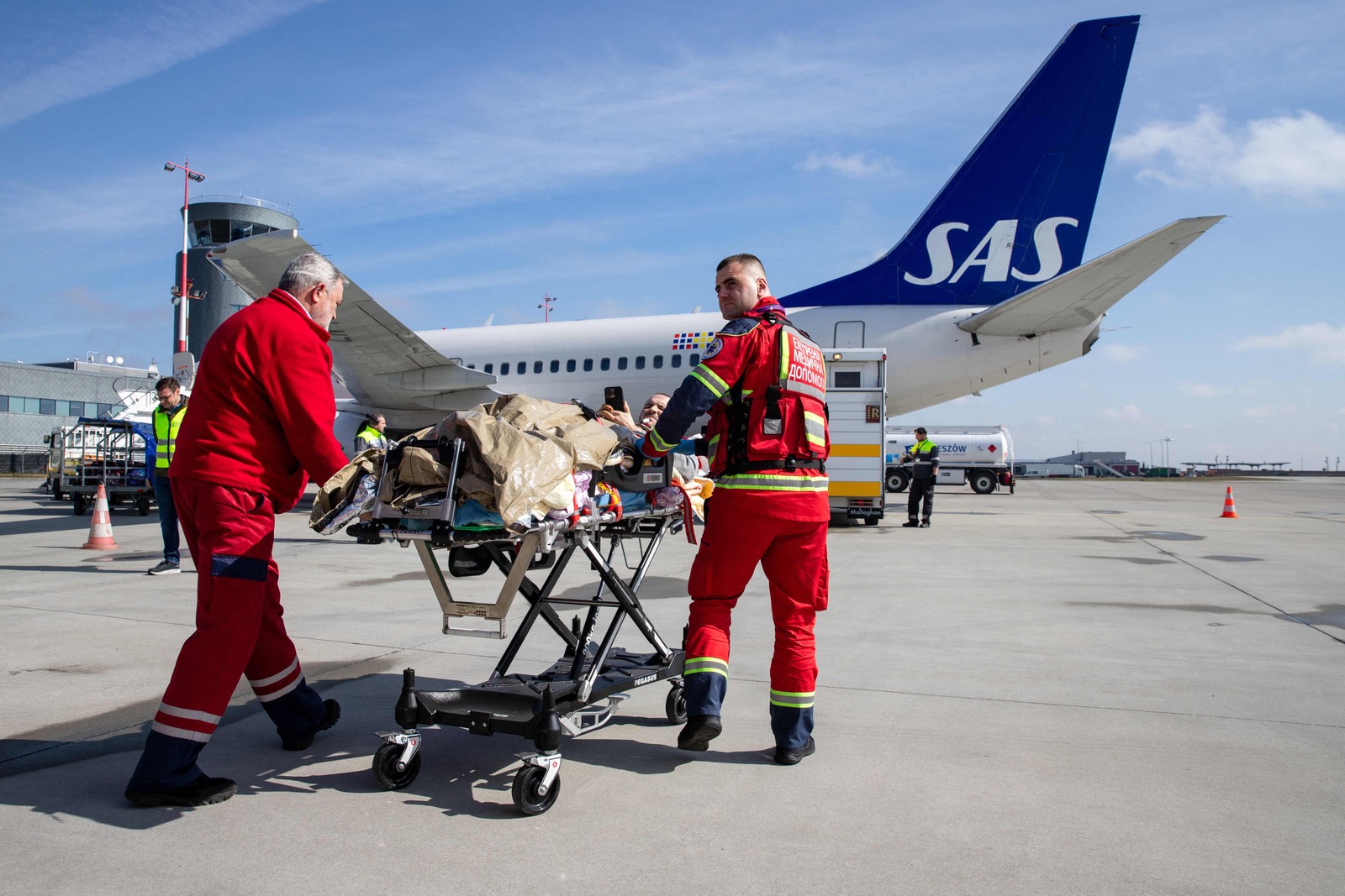 Modelo Boeing 737 foi adaptado para receber os pacientes atingidos na guerra contra a Rússia — Foto: Petter Berntsen/AFP