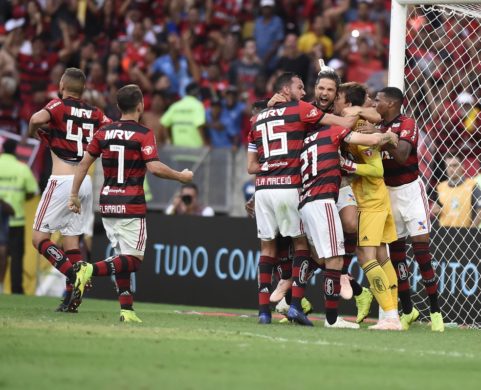 Rubro-negros abra&ccedil;am Cesar ap&oacute;s defesa de p&ecirc;nalti contra o Santos &mdash; Foto: Andre Dur&atilde;o
