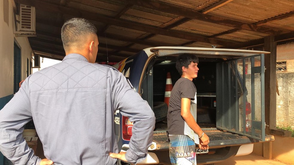 Jovem foi preso após esfaquear a mãe, fazer cova e ameaçar matar a irmã de 7 anos em Nova Ubiratã — Foto: Daniel da Silva