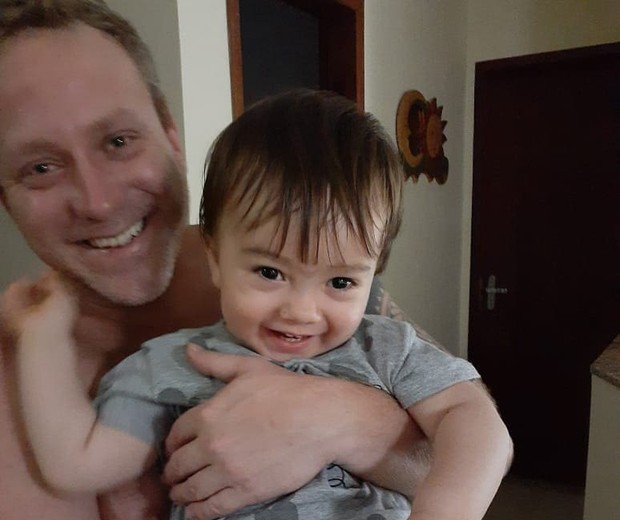 Sérgio Hondjakoff com o filho, Benajmin (Foto: Reprodução/Instagram)