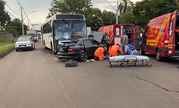 Motorista fica gravemente ferido após carro atingir ônibus no Bairro Distrito Industrial em Uberlândia