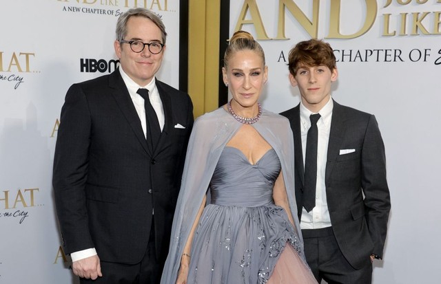NEW YORK, NEW YORK - DECEMBER 08: (L-R) Matthew Broderick, Sarah Jessica Parker and James Wilkie Broderick attends HBO Max's "And Just Like That" New York Premiere at Museum of Modern Art on December 08, 2021 in New York City. (Photo by Jamie McCarthy/Wir (Foto: WireImage)