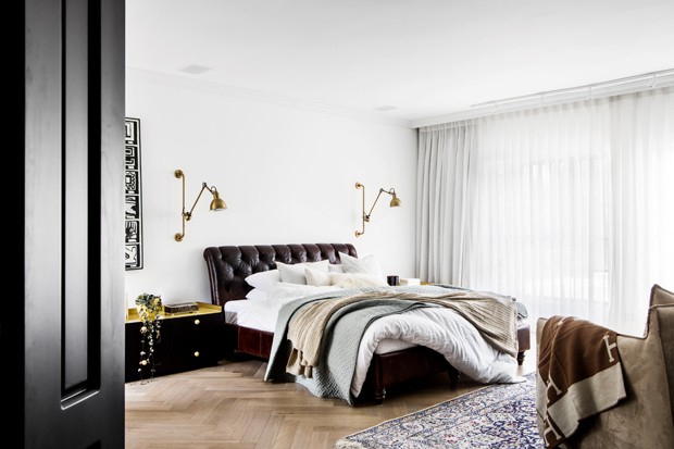 12 casas e apartamentos pretos que mostram como há leveza nos tons escuros  - Casa Vogue