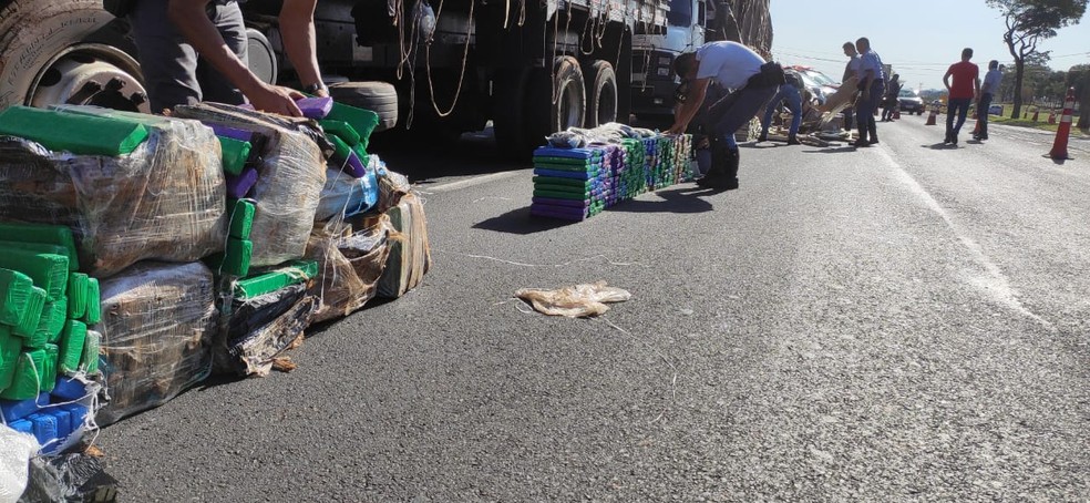 Mais de 2 toneladas de drogas foram encontradas em caminhões e apreendidas — Foto: David de Tarso/TV Fronteira