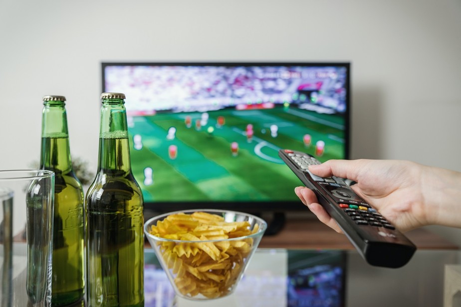 Ao comprar uma nova televisão, é importante medir a distância entre o sofá e a tela para adquirir um aparelho adequado