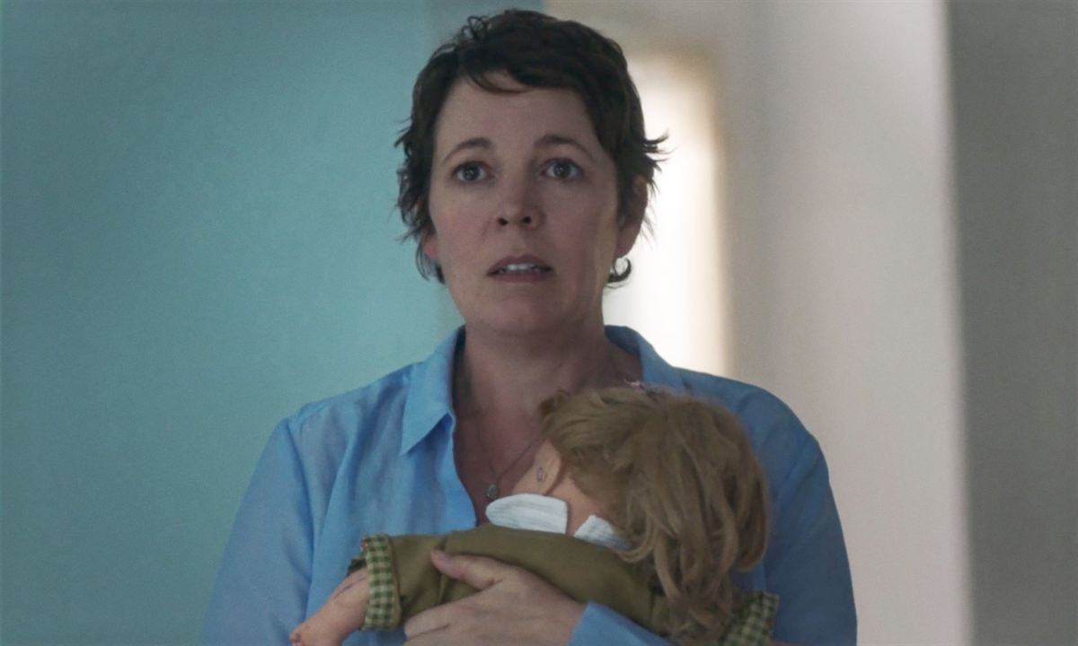 A protagonista Leda, interpretada por Olivia Colman no filme A Filha Perdida (Foto: Reprodução/ Netflix)
