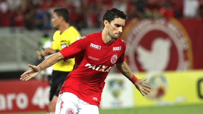 Rodrigo Pimpão comemora gol do América-RN contra o Atlético-PR (Foto: Nuno Guimarães / Agência estado)