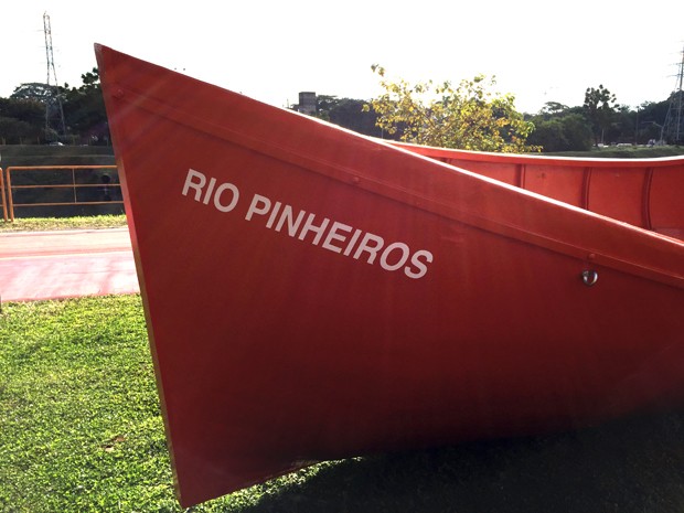 Artista instala barco na margem do Rio Pinheiros como crítica à poluição (Foto: Eduardo Srur) Artista instala barco na margem do Rio Pinheiros como crítica à poluição (Foto: Eduardo Srur)