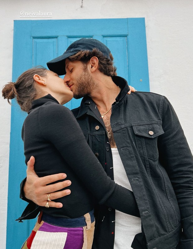Laura Neiva e Chay trocam beijos (Foto: Reprodução/Instagram)