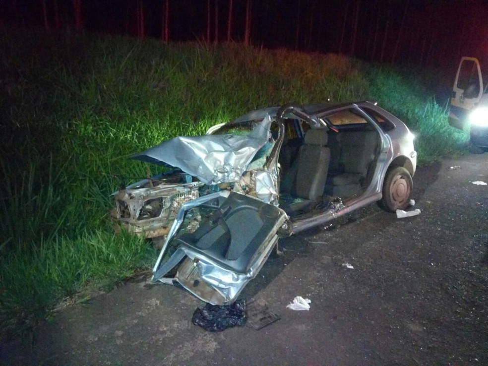 As três pessoas que estavam no carro ficaram feridas — Foto: Corpo de Bombeiros de Cruzeiro do Oeste/Divulgação