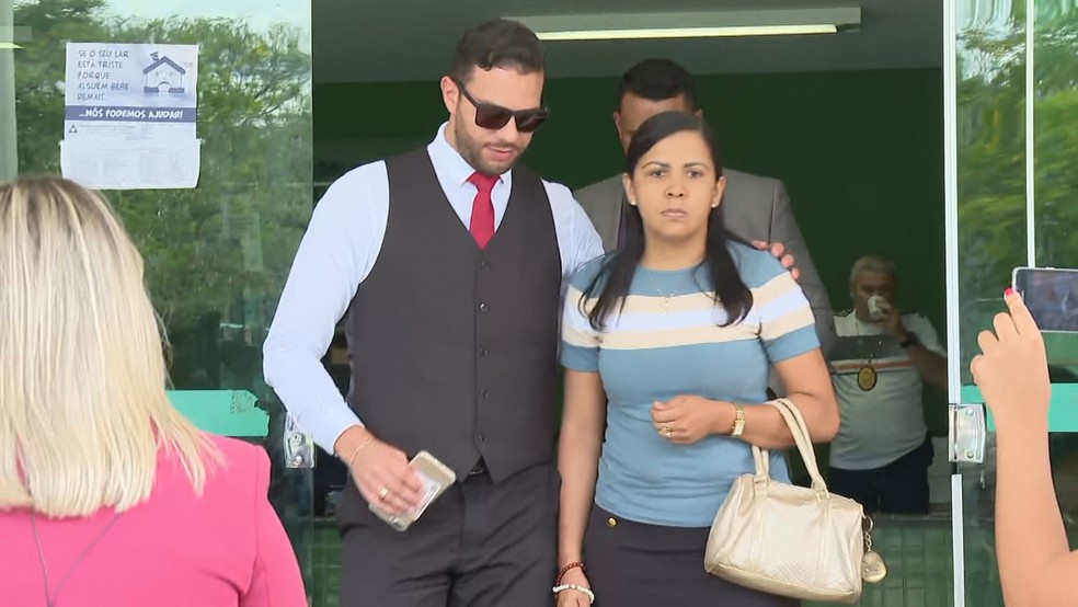 Mãe biológica acusada de sequestrar criança no DF chega à delegacia acompanhada de advogado — Foto: TV Globo/Reprodução