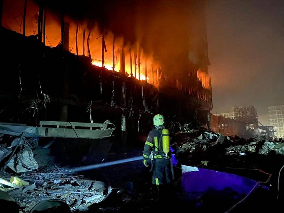 Funcionários realizam resgate de vítimas em Shopping incendiado na região de Podilskyi 