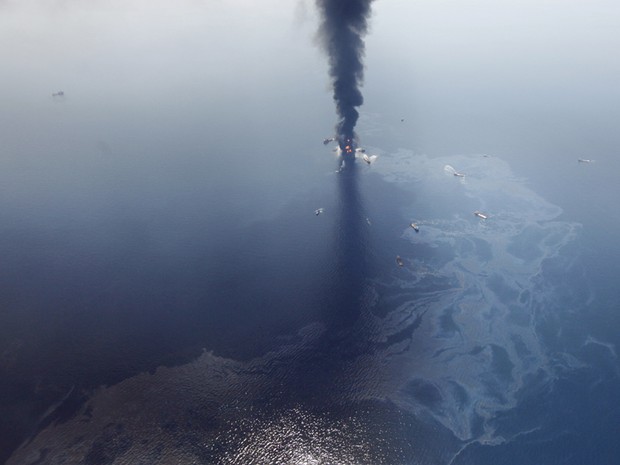 Em 20 de abril, a explosão de uma plataforma de petróleo matou 11 pessoas e causou o pior vazamento de óleo da história dos EUA. Cerca de cinco mil barris de óleo fluíram diariamente por três meses até o vazamento ser contido, em julho (Foto: Gerald Herbert/AP)
