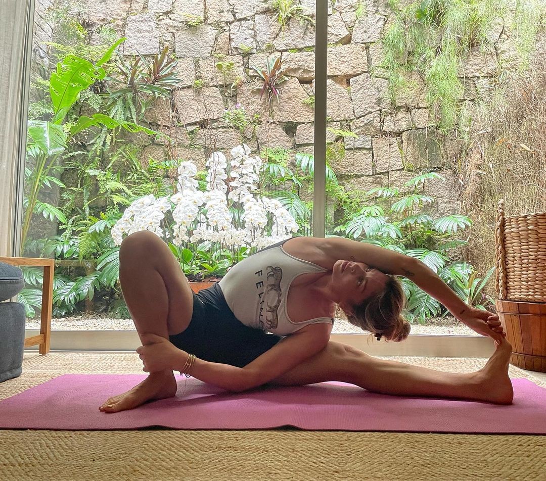 Grazi Massafera se alonga e mostra flexibilidade (Foto: Reprodução/Instagram)