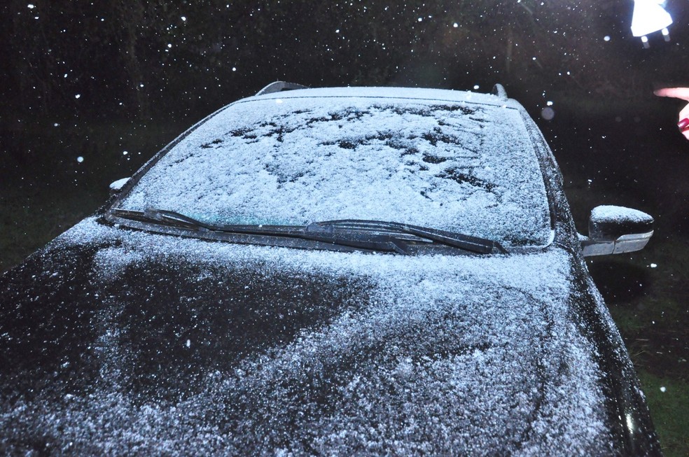 Neve cobre carro em São Joaquim na noite desta terça-feira (17) — Foto: Dionata Costa/Arquivo pessoal