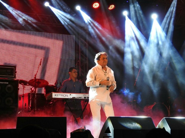 Cantor subiu ao palco com trajes brancos, da camisa ao sapato (Foto: Indiara Bessa/G1 AM)