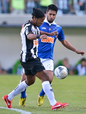 Ronaldinho e Leonardo Renan, Atlético-MG x Cruzeiro (Foto: Washington Alves/Vipcomm)
