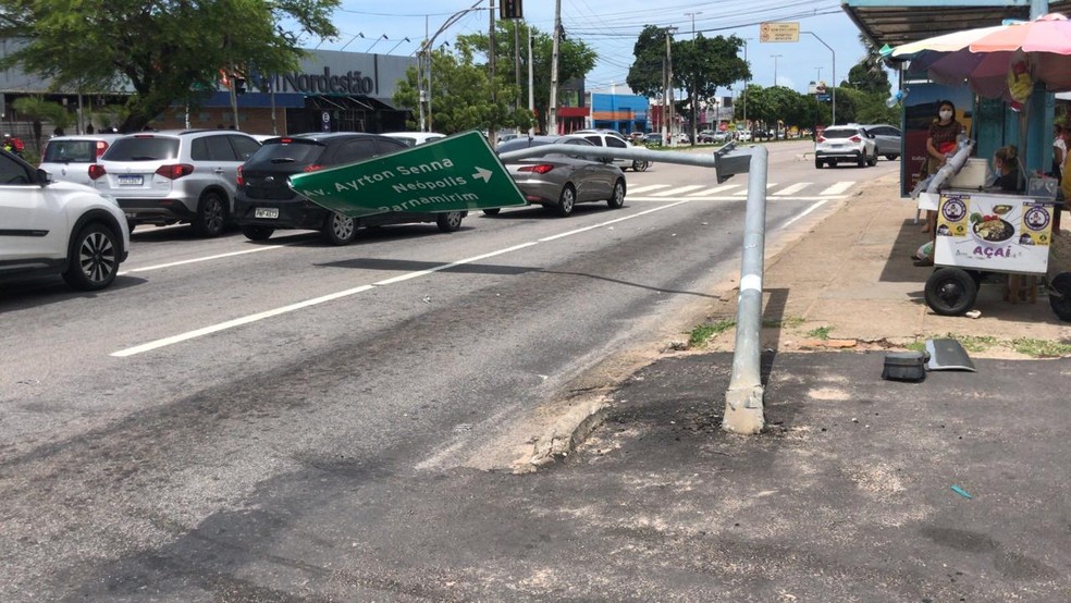 Placa de sinalização cai e atrapalha trânsito na avenida Roberto Freire em  Natal | Rio Grande do Norte | G1