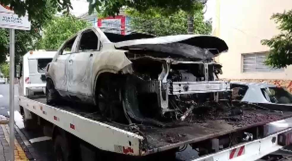 Carro roubado do subtenente da PM foi encontrado incendiado em Ribeirão Preto — Foto: Reprodução/EPTV