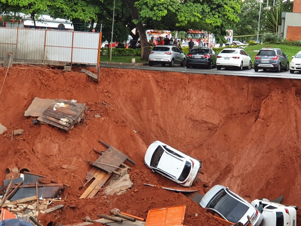 Cratera se abre e engole carros em Brasília — Foto: Pedro Borges/TV Globo