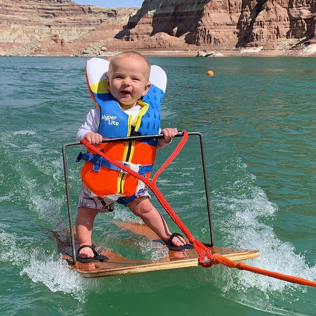 Bebê de seis meses viraliza ao mostrar habilidade em esqui aquático  (Foto: reprodução/instagram)