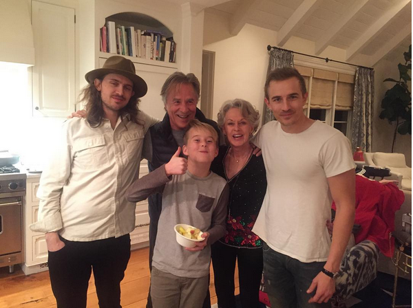 O ator Don Johnson com os filhos de Melanie Griffith (Foto: Instagram)