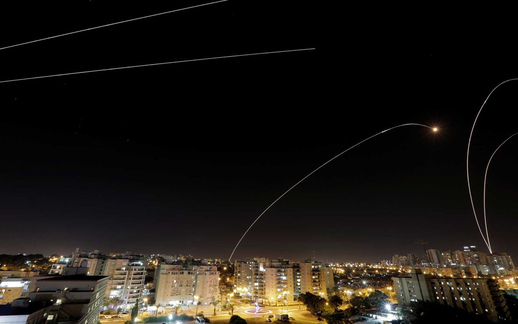 Foguete antimÃ­ssil na cidade israelense de Ashkelon â€” Foto: Amir Cohen / Reuuters