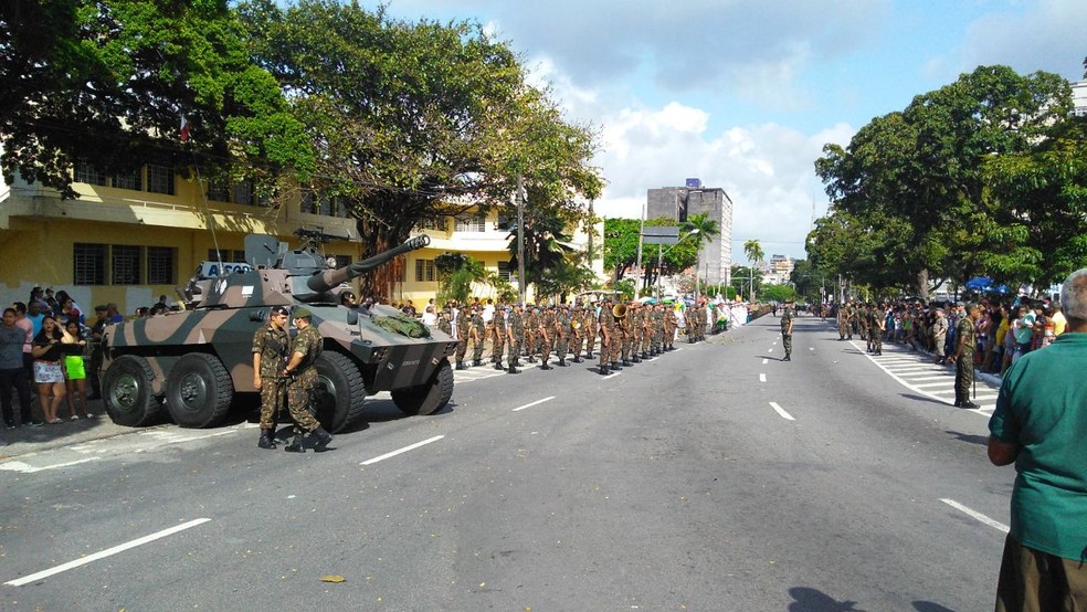 Exército pronto para desfilar na Av. Duarte da Silveira em João Pessoa (Foto: Dani Fechine/G1)