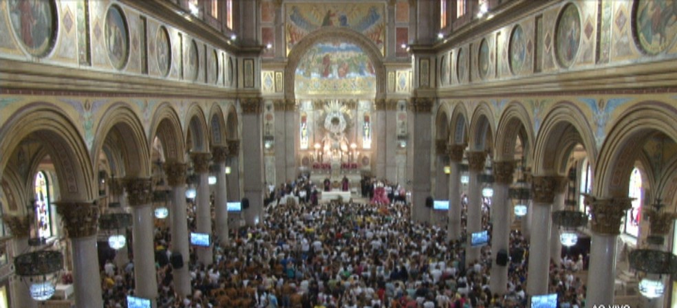FiÃ©is lotam a BasÃ­lica de NazarÃ© para descida da imagem original de Nossa Senhora do GlÃ³ria â Foto: ReproduÃ§Ã£o/TV Liberal