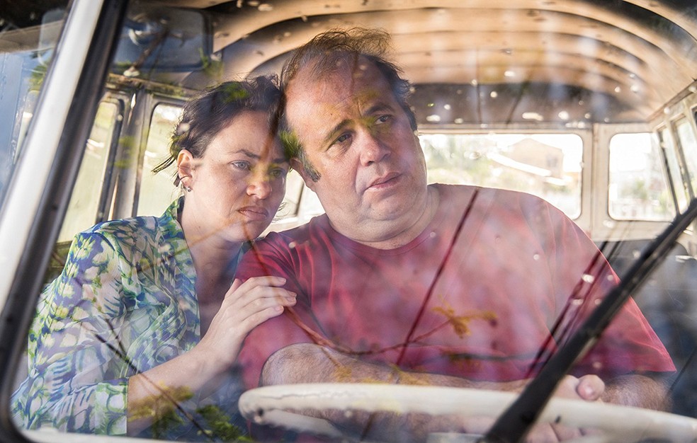 Karine Teles e Otávio Müller em cena de 'Benzinho'  — Foto: Divulgação