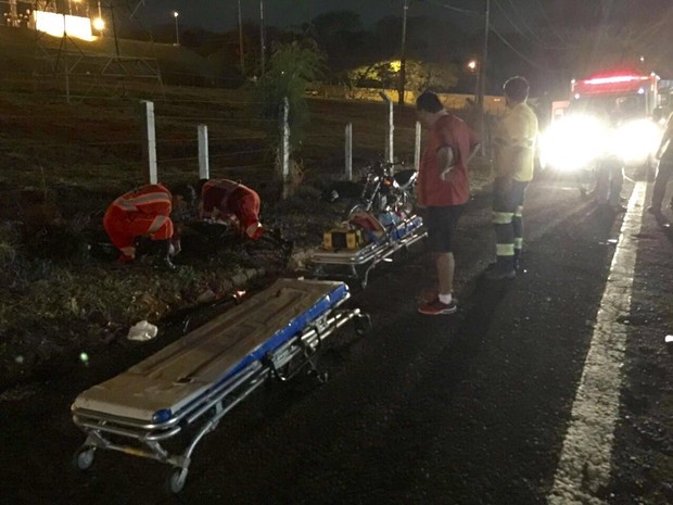 Motociclista foi socorrido com fratura no pé (Foto: J. Serafim Show/Divulgação)