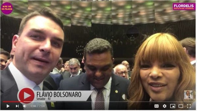 Flordelis sempre se orgulhou da amizade com o senador Flávio Bolsonaro. Como todo parlamentar, ambos gozam de imunidade e de foro privilegiado, não importa a natureza do delito