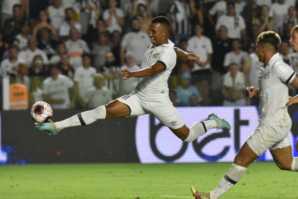 Lucas Braga fez o gol da virada do Santos sobre o Mirassol — Foto: Ivan Storti / Santos FC