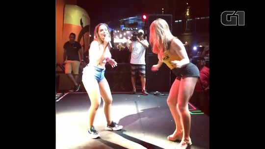 Anitta e Sheila Melo rebolam muito em camarote no carnaval de Salvador; funkeira ainda curtiu piscininha 