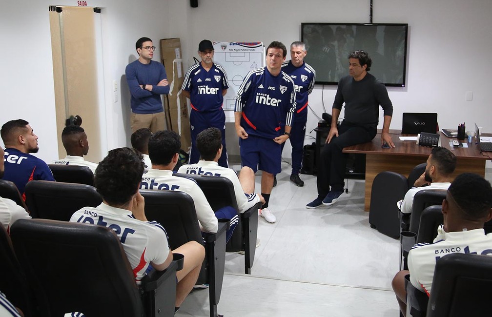 Fernando Diniz, comissão técnica e diretoria conversam com jogadores do São Paulo no CT da Barra Funda — Foto: Rubens Chiri / saopaulofc.net